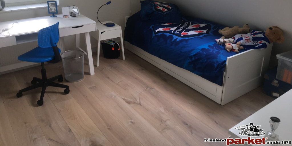 rustiek a houten vloer slaapkamer